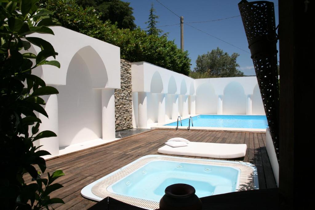 una piscina en un patio trasero con piscina en Residencia El Chupito, en Agropoli