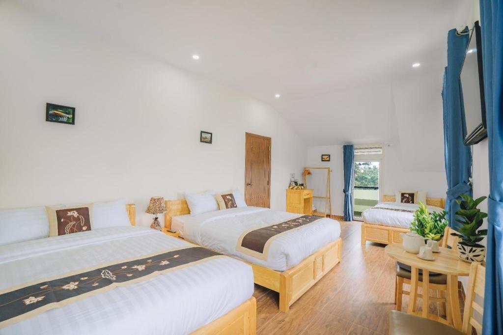 ein Hotelzimmer mit 2 Betten und ein Zimmer mit in der Unterkunft May Trang Villa in Xuan An