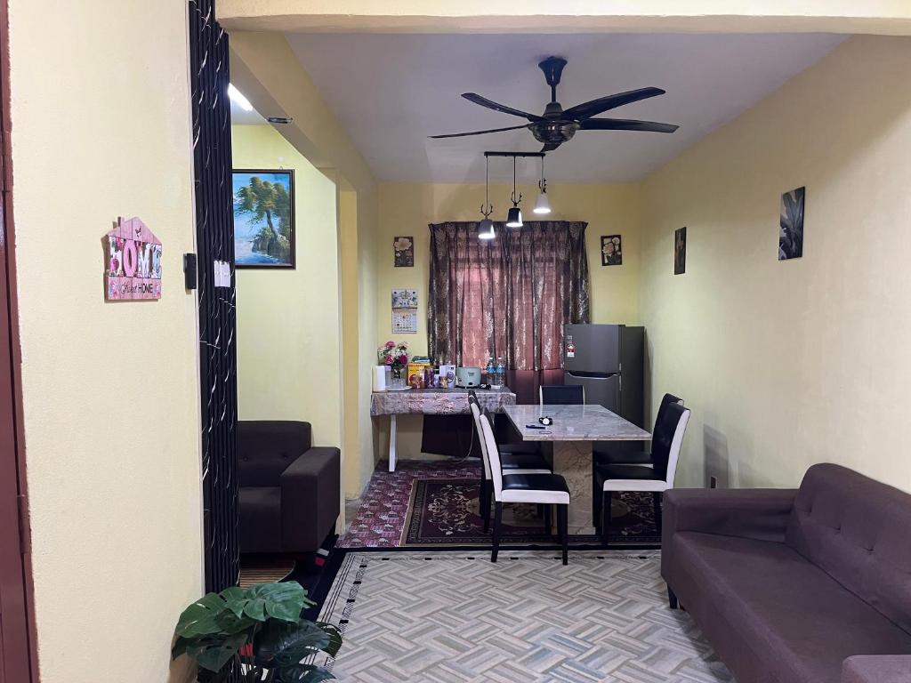 Χώρος καθιστικού στο Bakawali Homestay - Bukit Beruntung for musliim only