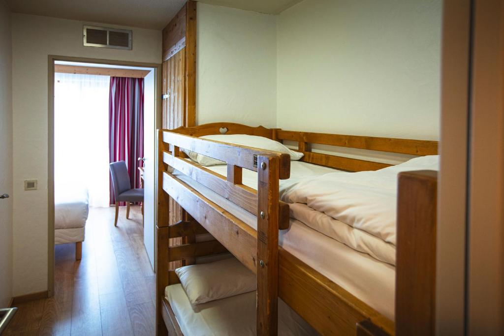 Postel nebo postele na pokoji v ubytování Hotel Alpen Roc