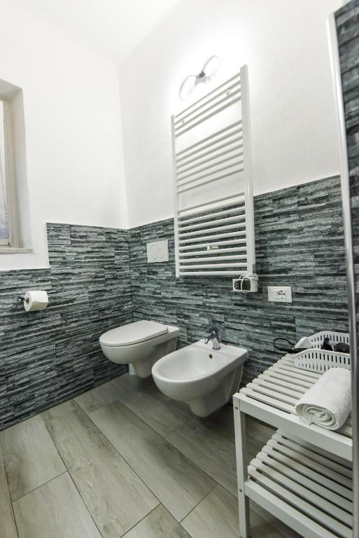 a bathroom with a sink and a toilet and a tub at VILLA IRMA in Varigotti