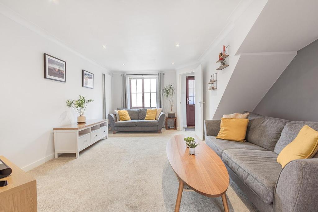 a living room with a couch and a table at Quaint house - PARKING GARDEN in Brighton & Hove