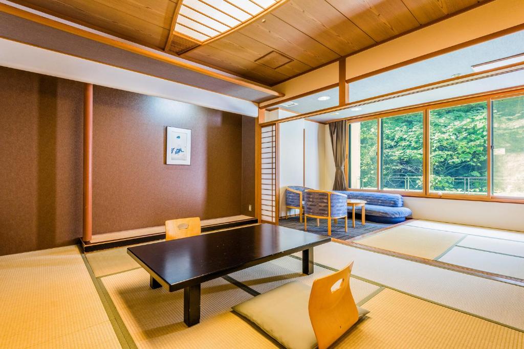Posezení v ubytování Ooedo Onsen Monogatari Premium Ikaho
