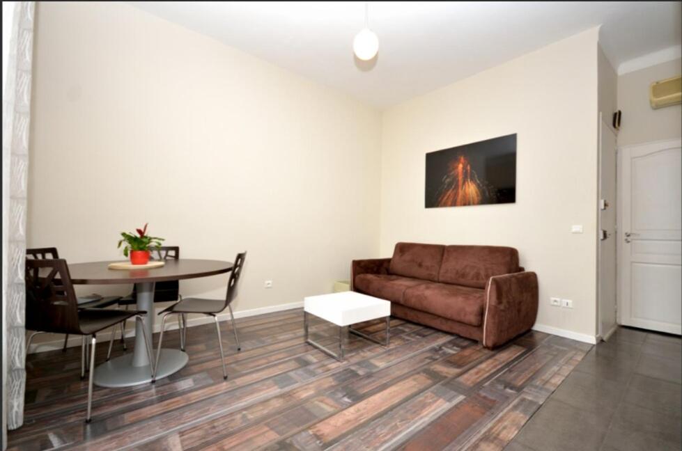 un salon avec un canapé et une table dans l'établissement La Terrasse 4 Cannes French Riviera, à Cannes