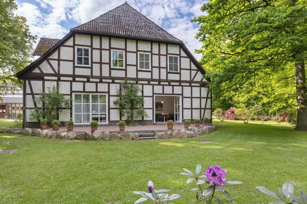 a large house with a green yard in front of it at Wohnung inmitten Heide und Natur in Soltau