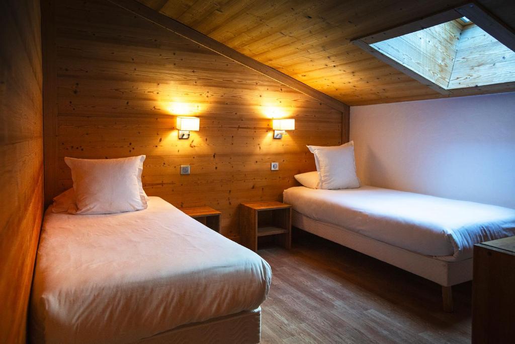 Postel nebo postele na pokoji v ubytování Hotel Alpen Roc