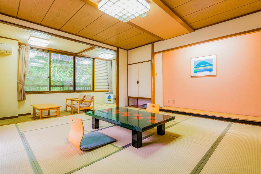 Posezení v ubytování Ooedo Onsen Monogatari Premium Ikaho