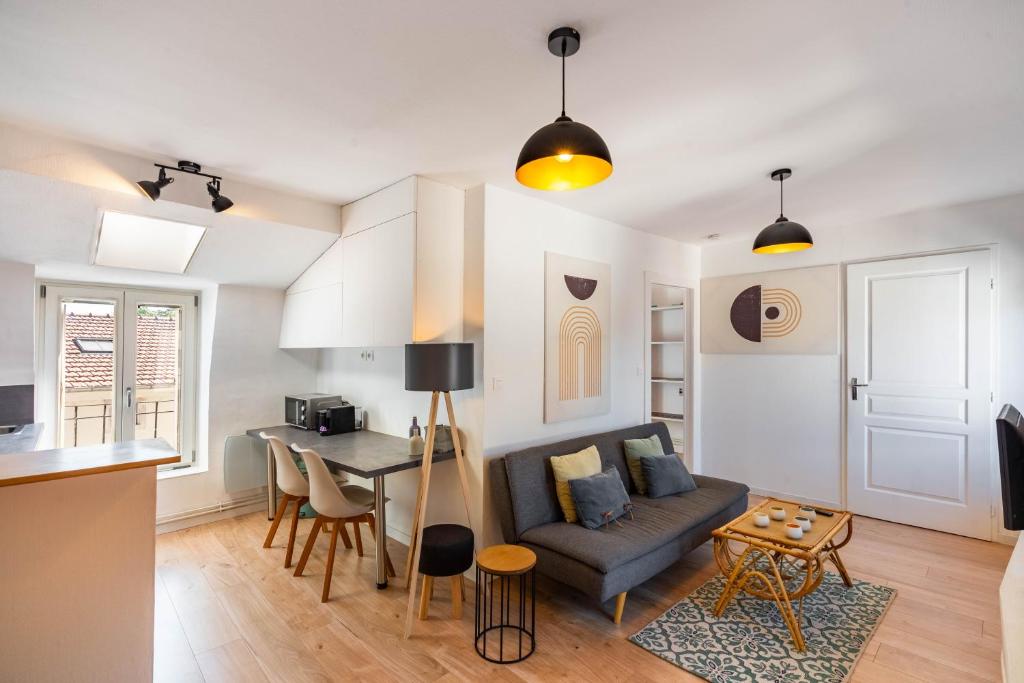 un salon avec un canapé et une table dans l'établissement Le Cosy de la Craffe - Proche Porte Désilles, à Nancy