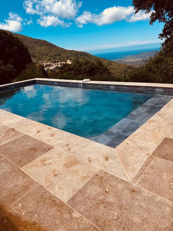 une piscine avec vue sur l'océan dans l'établissement Maison à la campagne., à Sollacaro