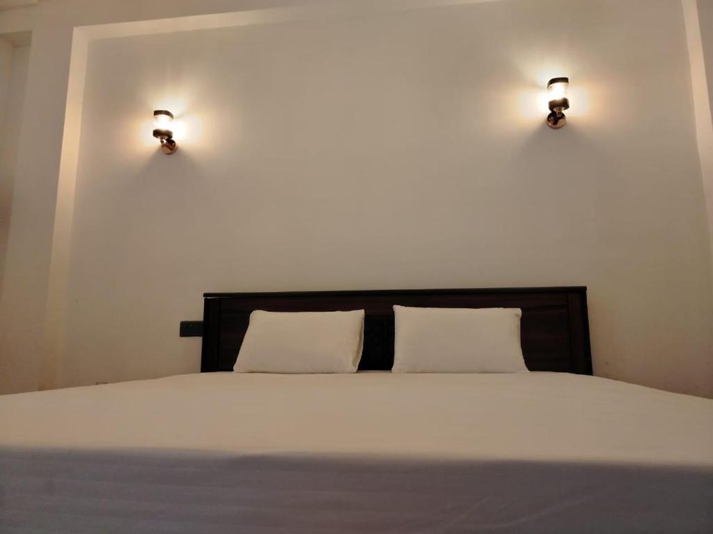 Postel nebo postele na pokoji v ubytování Diora Hotel