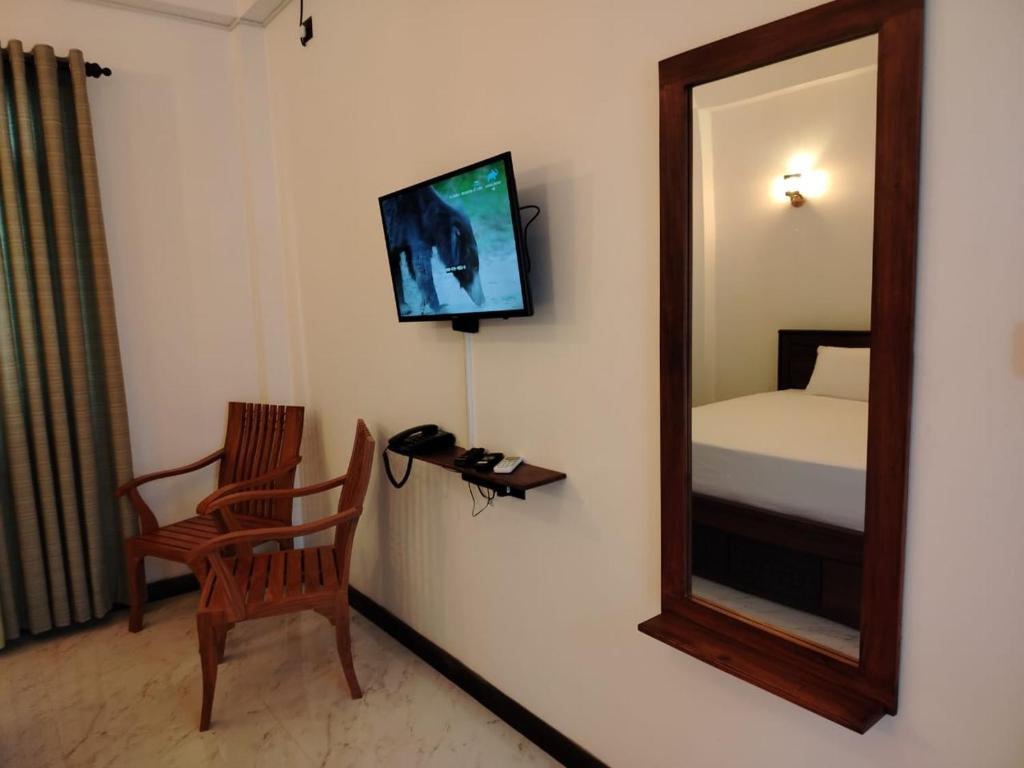 TV a/nebo společenská místnost v ubytování Diora Hotel