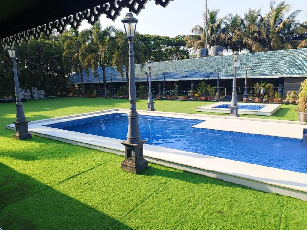 Bazén v ubytování Anand Resort - A luxury Private Pool Resort in Nashik nebo v jeho okolí