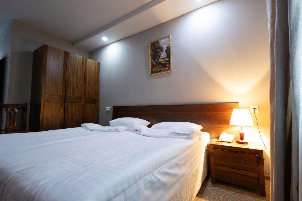 Postel nebo postele na pokoji v ubytování Gyumri Hotel