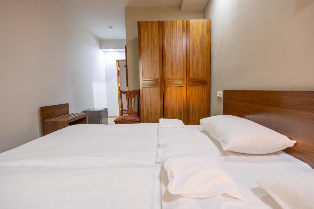 Postel nebo postele na pokoji v ubytování Gyumri Hotel