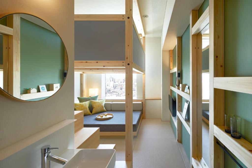 Postel nebo postele na pokoji v ubytování OMO5 Tokyo Otsuka by Hoshino Resorts