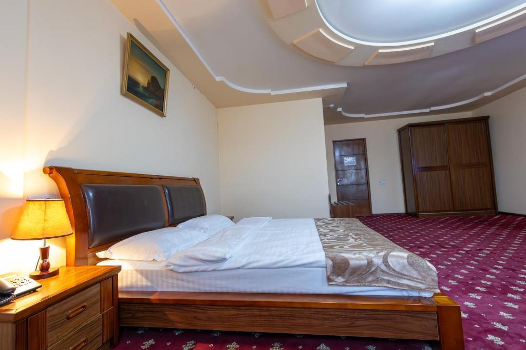 Postel nebo postele na pokoji v ubytování Gyumri Hotel
