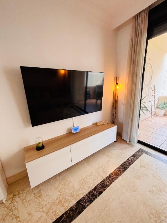 Télévision ou salle de divertissement dans l'établissement La Cabaña Roda Golf Sol