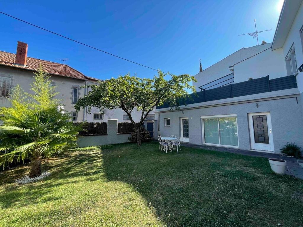 Séjour avec jardin privé et suite parentale, Saint-Amant-Tallende