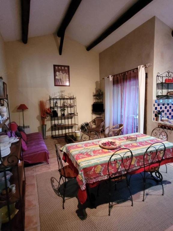 ein Raum mit einem Tisch und Stühlen in einem Raum in der Unterkunft Appartement spacieux à Arles avec piscine et jardin partagé in Arles