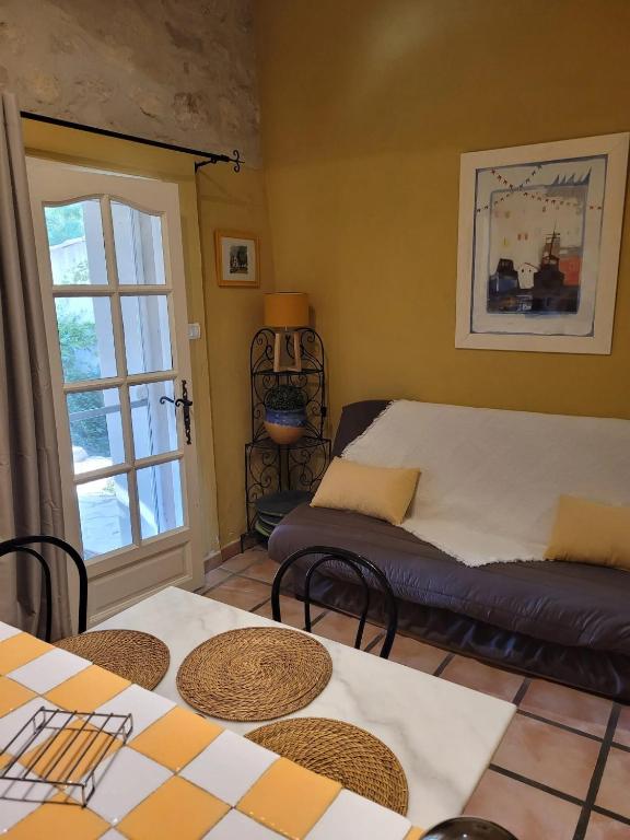 un salon avec un lit et un canapé dans l'établissement Appartement familial à Arles avec jardin et piscine, à Arles