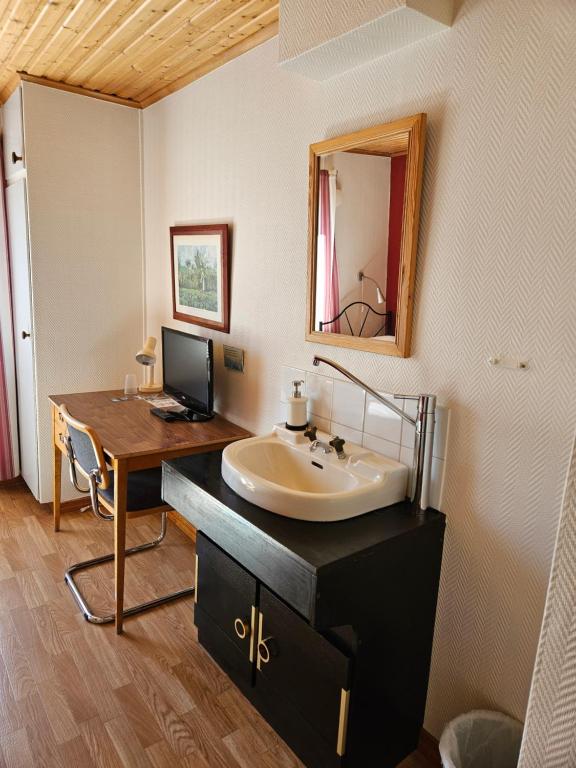 TV a/nebo společenská místnost v ubytování Hotell Hemgården