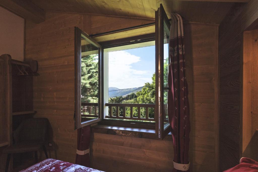 okno w pokoju z widokiem na góry w obiekcie Locanda "Al Terrazzo" w mieście Erbezzo