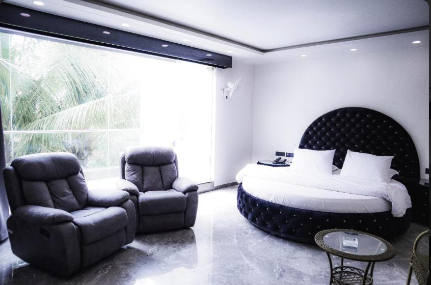 Posezení v ubytování Anand Resort - A luxury Private Pool Resort in Nashik