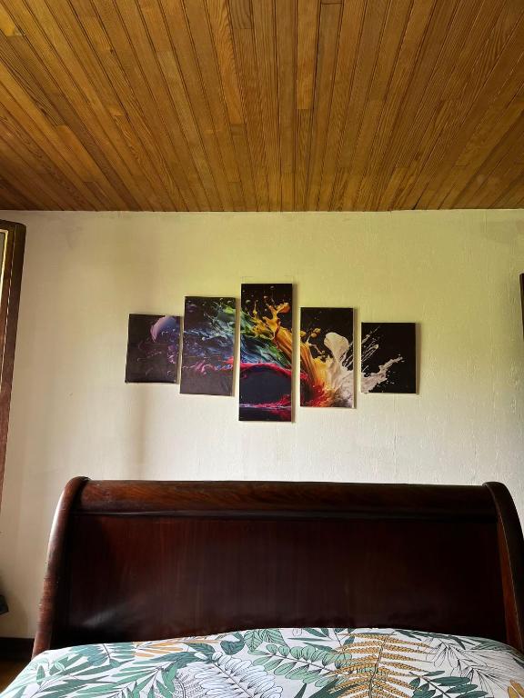Postel nebo postele na pokoji v ubytování Chambre en bois dans une ancienne bâtisse