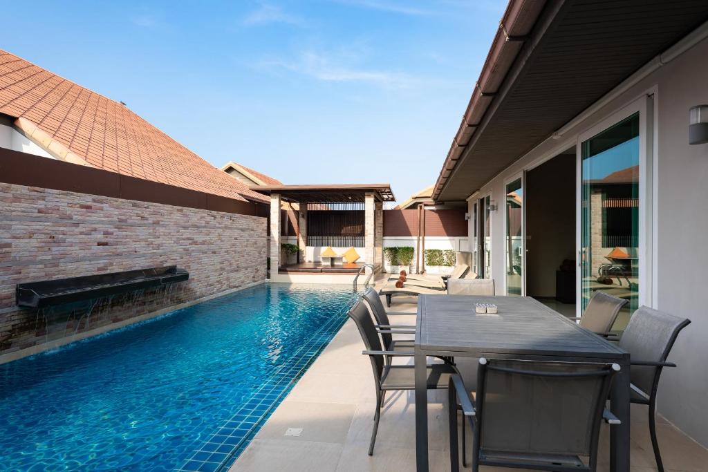 Bazén v ubytování Luxury Pool villa C16 / 4BR 8-10 Persons nebo v jeho okolí