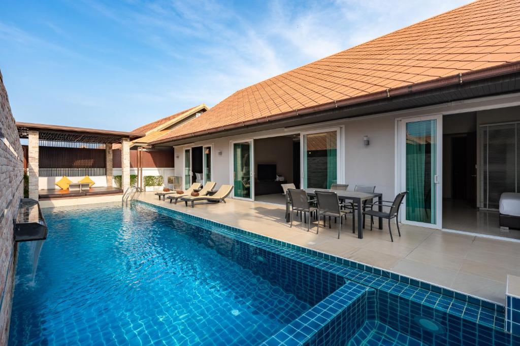 Bazén v ubytování Luxury Pool villa C16 / 4BR 8-10 Persons nebo v jeho okolí