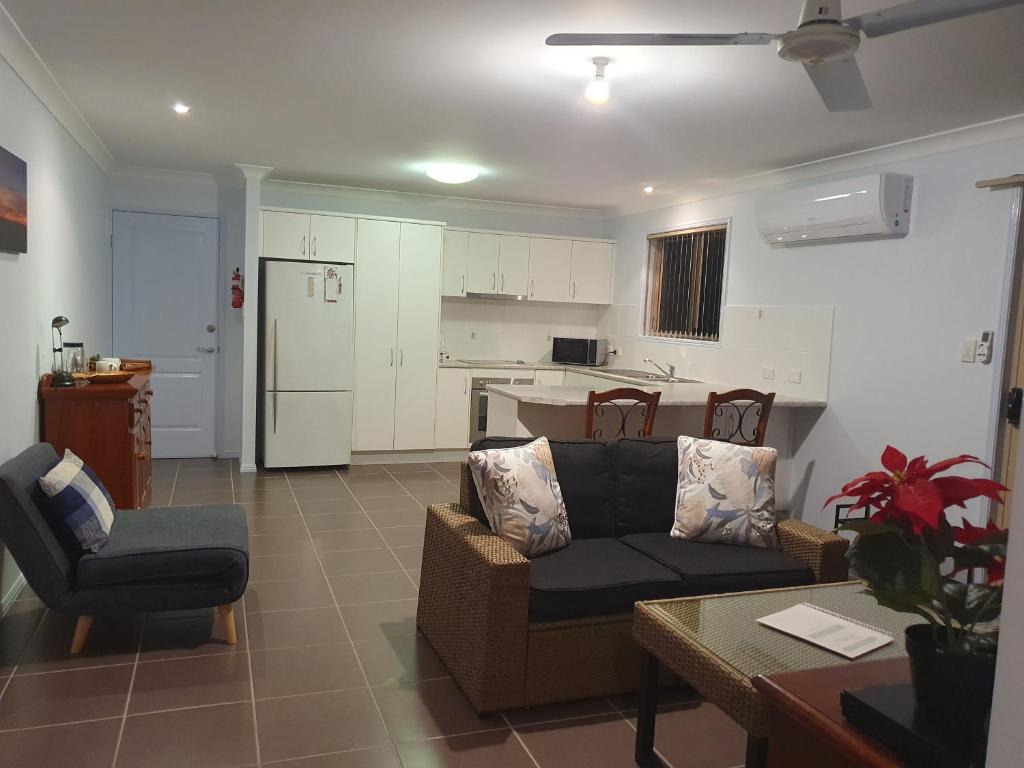 NarangbaNarnie's Place in Narangba - Relaxed Space with Breakfast的带沙发的客厅和厨房