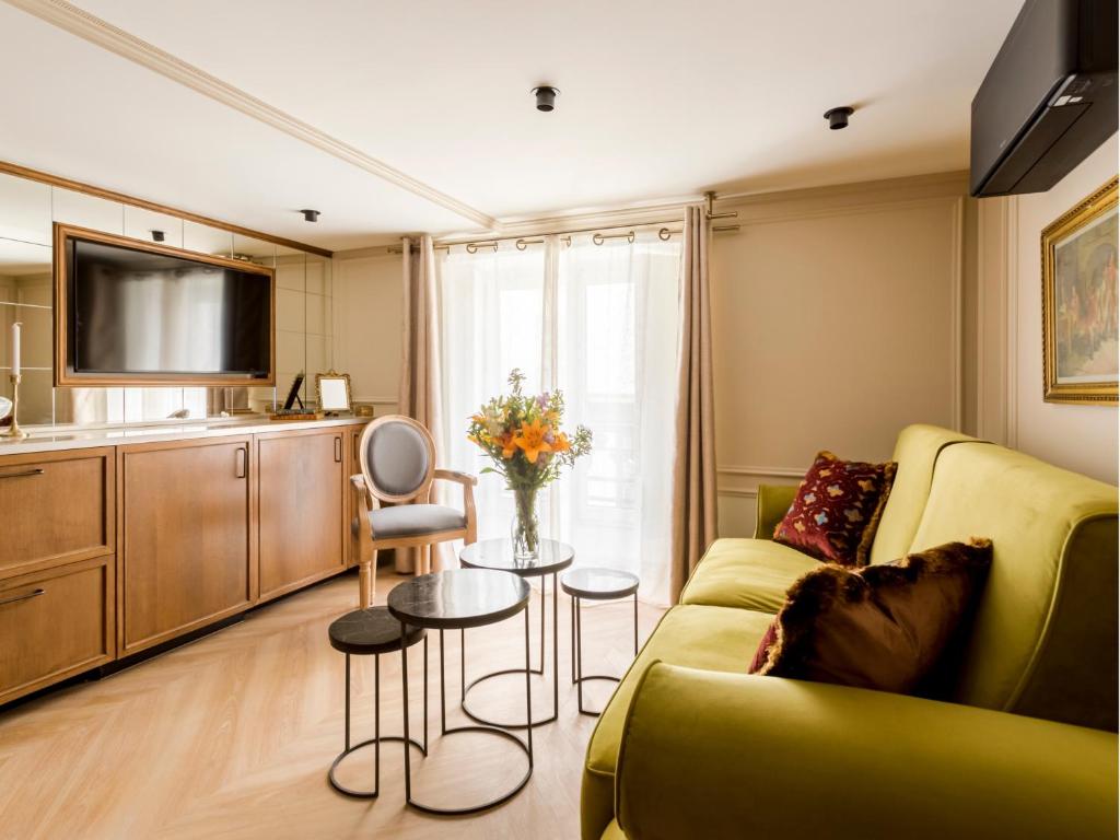un salon avec un canapé et une table dans l'établissement Merveil - Luxury Suite - Marais - Turenne, à Paris