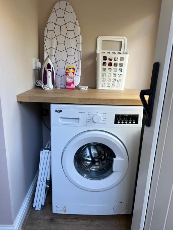 eine Waschküche mit Waschmaschine und Trockner in der Unterkunft Katys Cottage, Barnoldswick in Barnoldswick