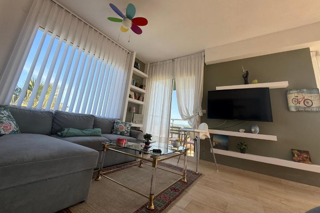 Televízia a/alebo spoločenská miestnosť v ubytovaní Villa Evita , penthouse, 53m2 ,Athytos , astonishing sea view