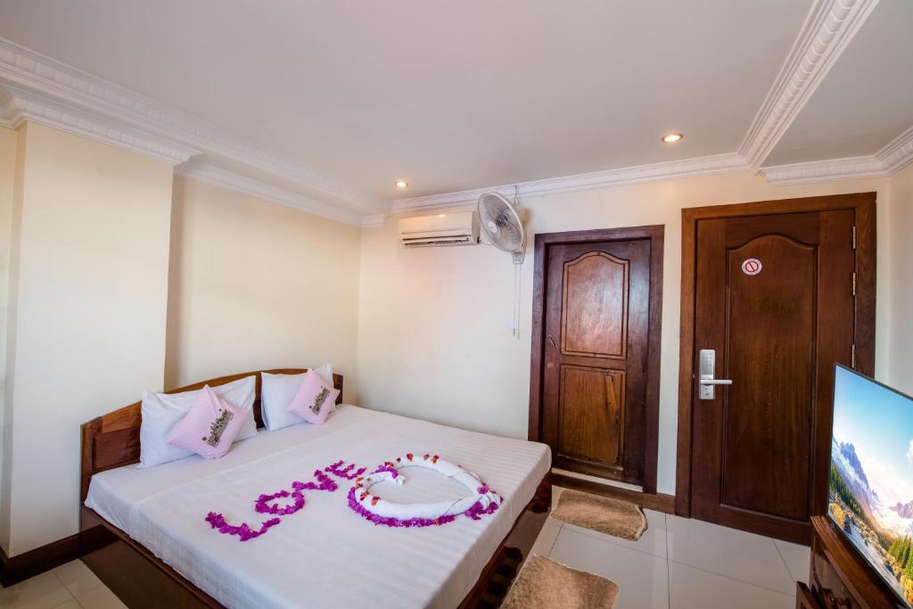 Postel nebo postele na pokoji v ubytování Seng Hout Hotel