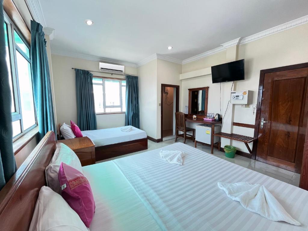 Postel nebo postele na pokoji v ubytování Seng Hout Hotel