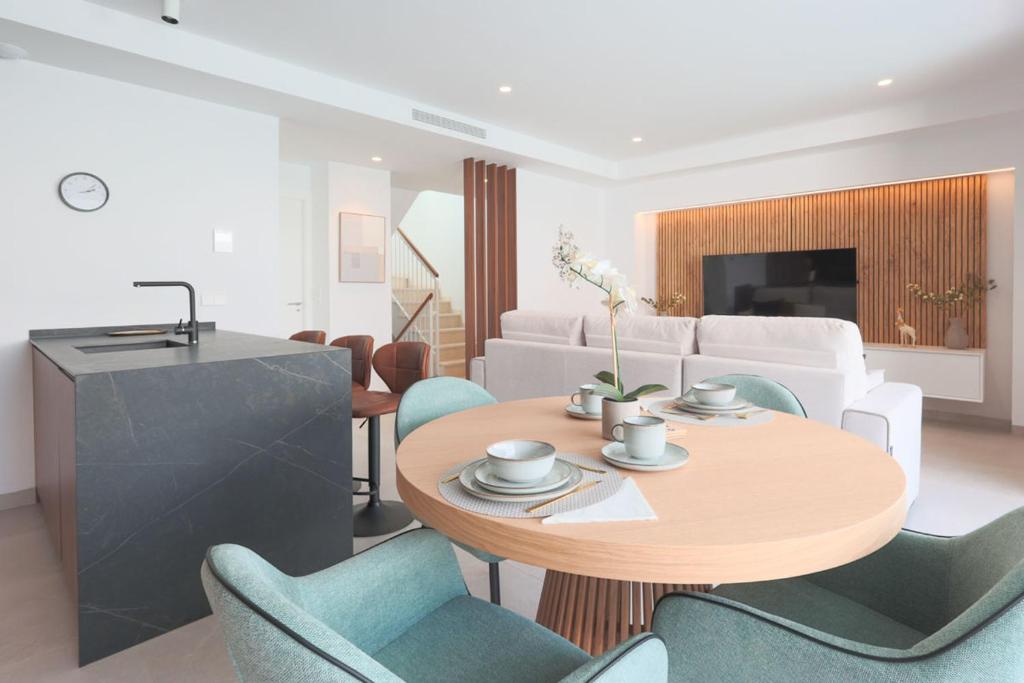 Posezení v ubytování Villa Almendro Santa Rosalia Lake and Life Resort by PREMIUM SPAIN PROPERTIES