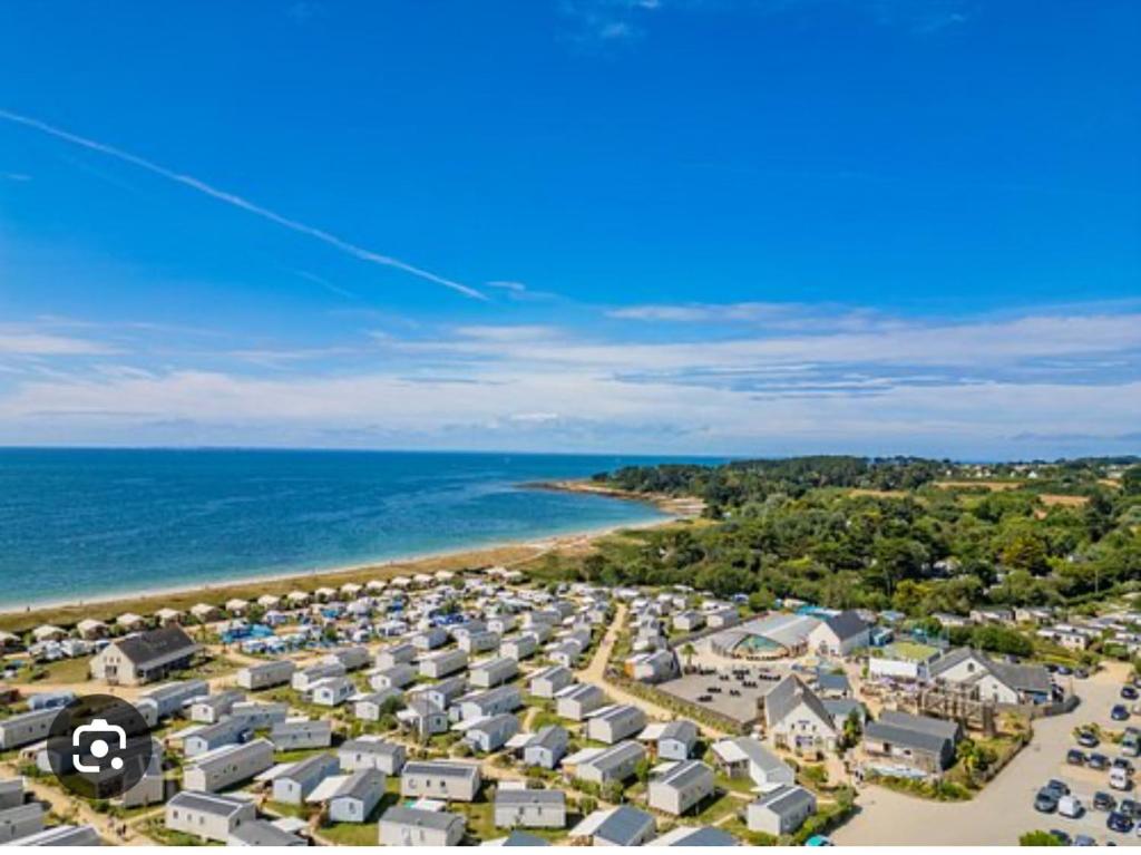 - une vue aérienne sur une plage avec des maisons et l'océan dans l'établissement Mobil home 6 pers - Camping 4 étoiles - Sarzeau, à Sarzeau