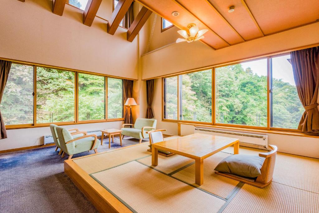 Posezení v ubytování Ooedo Onsen Monogatari Premium Ikaho