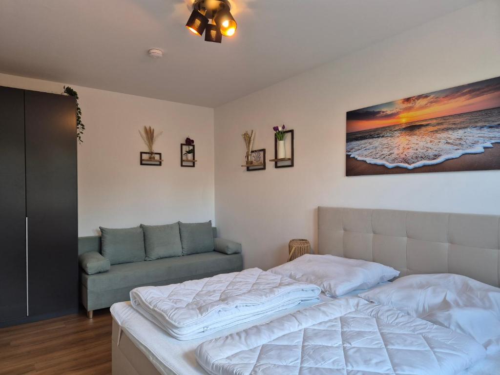 Postel nebo postele na pokoji v ubytování 4 separate Ferienwohnungen in Traumlage mit Garten