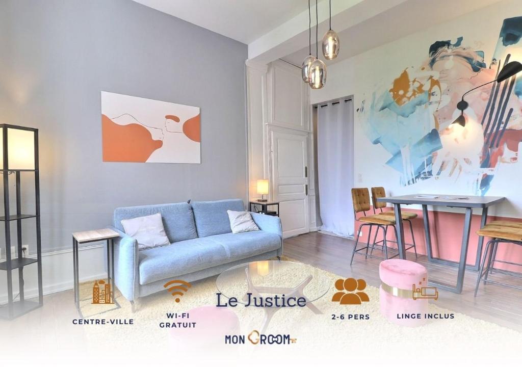 un salon avec un canapé bleu et une table dans l'établissement Appartement Calme Lumineux cœur du Bouchon WiFi, à Troyes