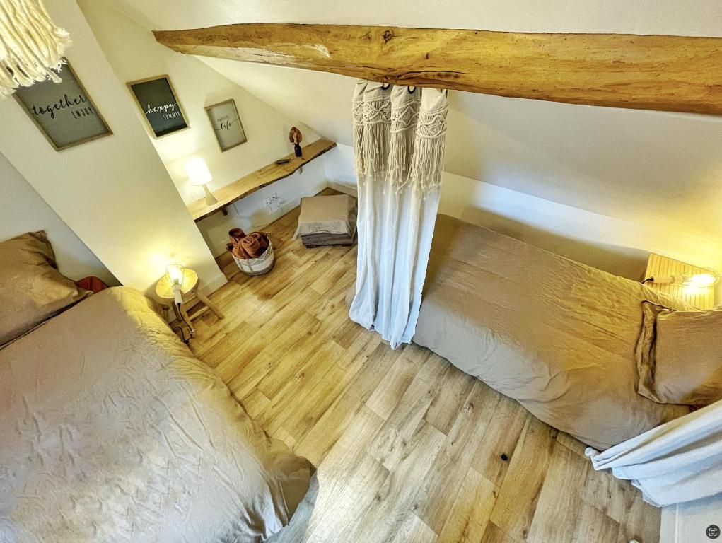 Katil atau katil-katil dalam bilik di La grange du Ruet