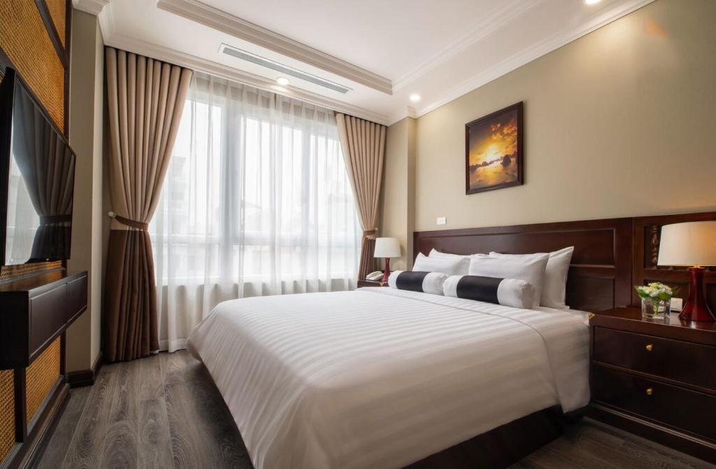 Postel nebo postele na pokoji v ubytování Lotusama Central Hanoi Hotel