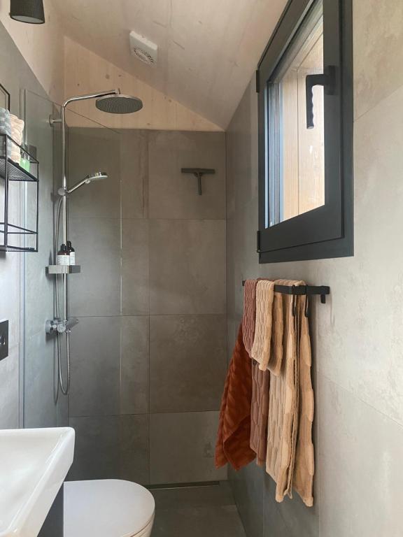 Bilik mandi di Bjarmaland Cottages