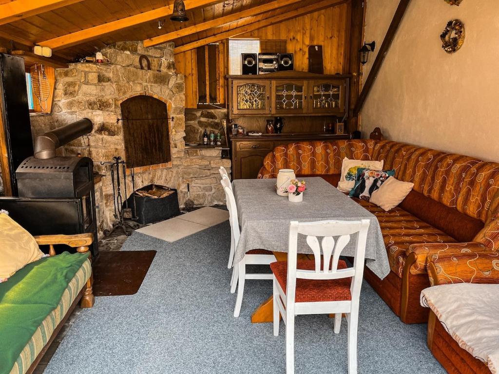 Χώρος καθιστικού στο Chalupa za řekou