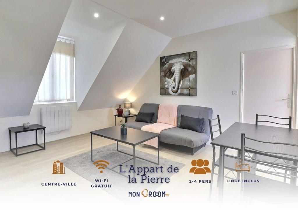 un salon avec un canapé et une table dans l'établissement L'Appart de la Pierre - Idéla Pro - Centre Ville - Proche Gare - Mon Groom, à Troyes