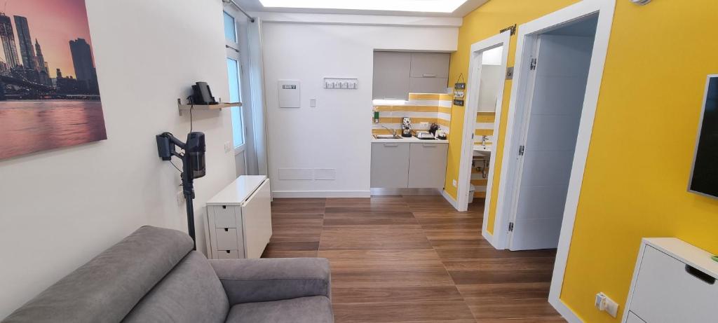 a living room with a couch and a kitchen at Sorrento Punto It Apartment in Sorrento