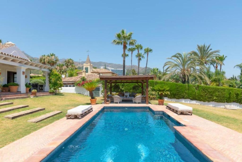 Bazén v ubytovaní Villa Casa Sol Encantadora villa con piscina alebo v jeho blízkosti