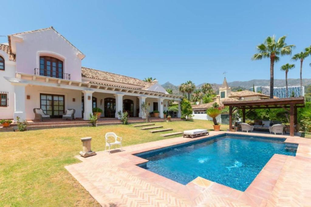 Bazén v ubytovaní Villa Casa Sol Encantadora villa con piscina alebo v jeho blízkosti
