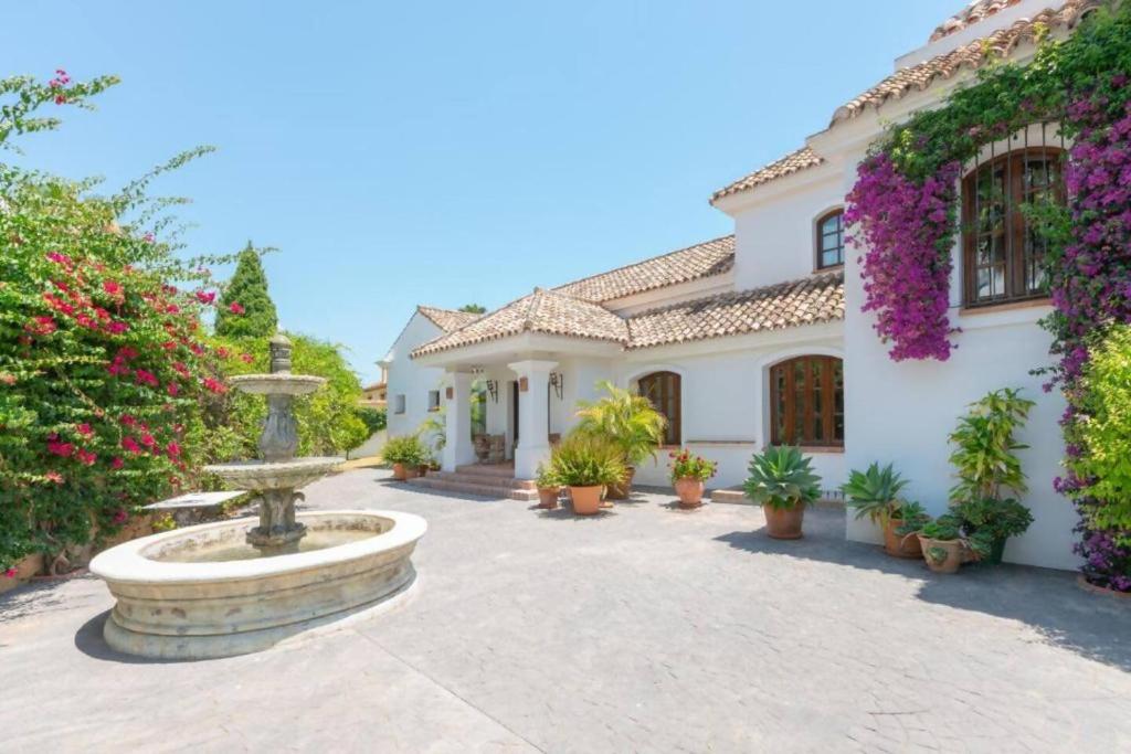 Vonkajšia záhrada v ubytovaní Villa Casa Sol Encantadora villa con piscina